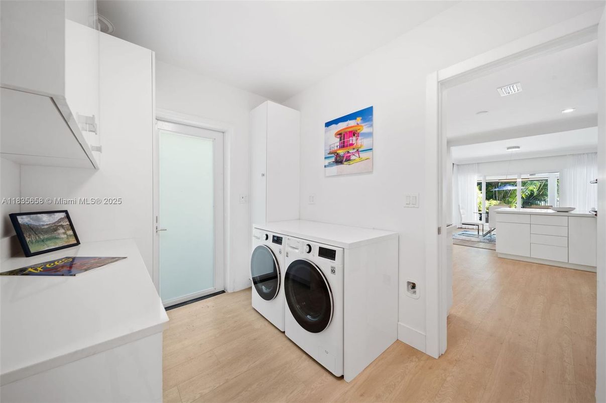 Interior, Recessed Lighting, Washer, Wood Texture Flooring