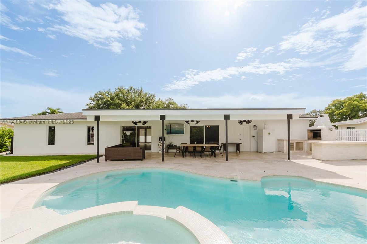 Exterior, Pool