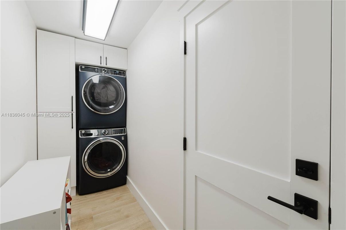 Interior, Utility Closets, Washer, Wood Texture Flooring