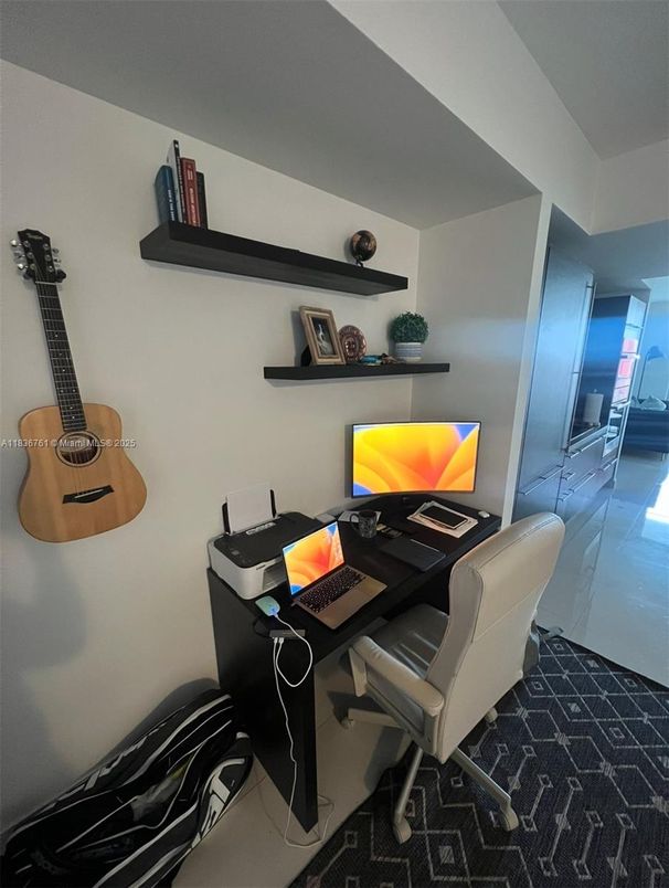 Home Office, Interior