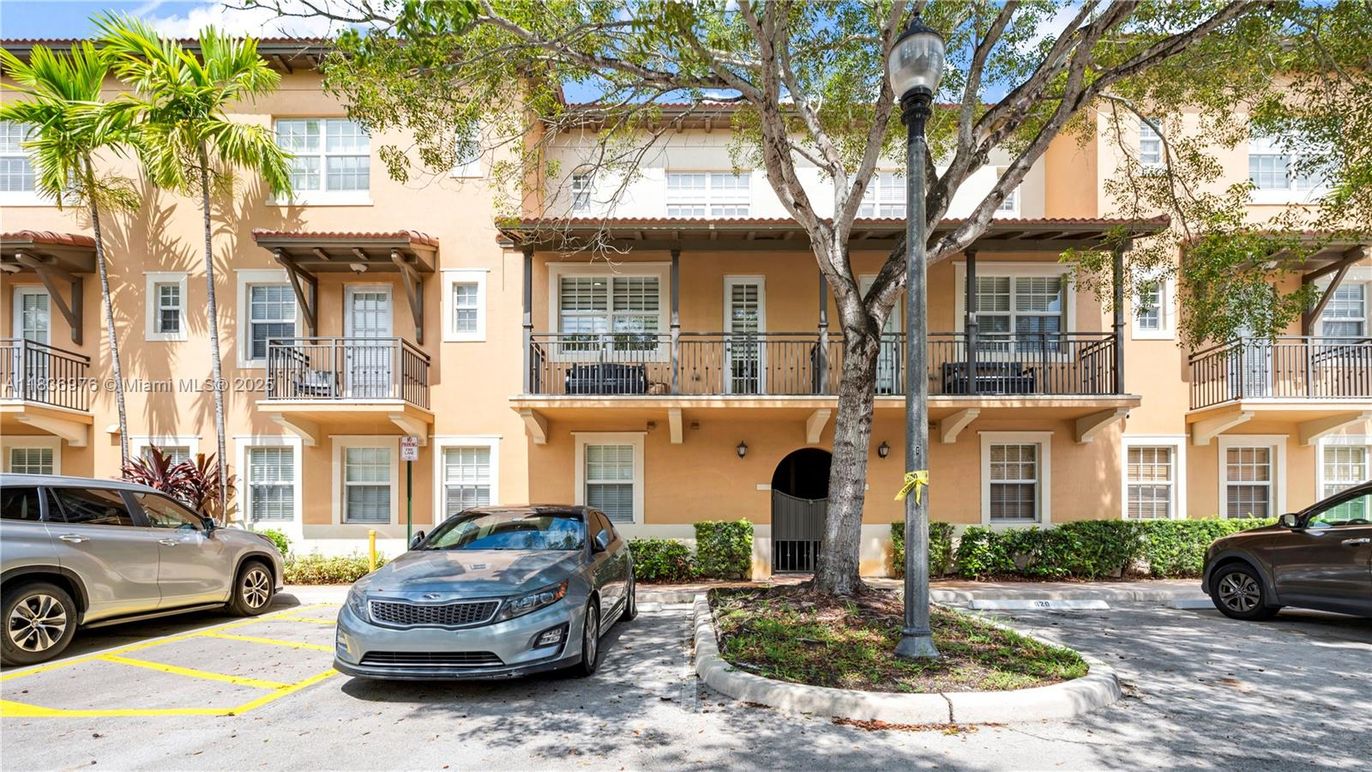 Exterior, Facade, Rowhouse