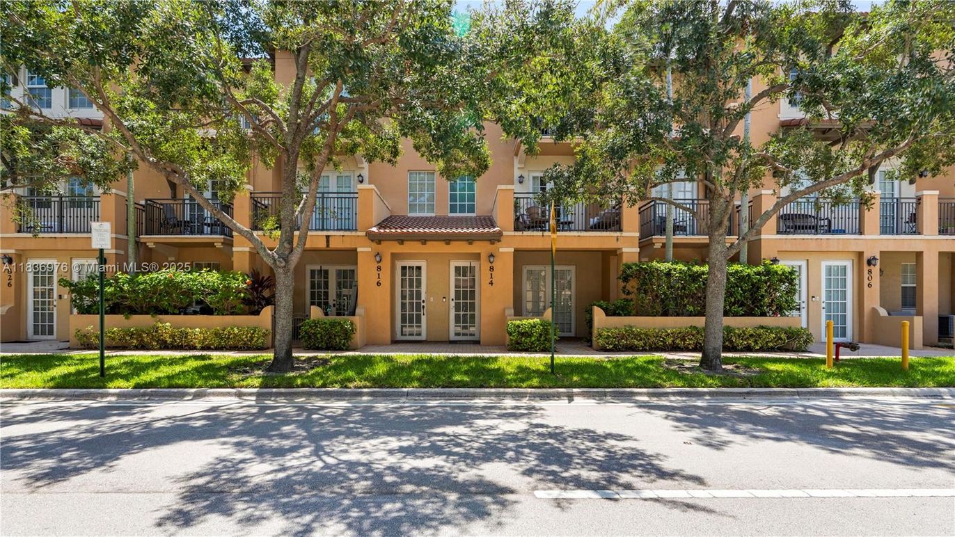 Exterior, Facade, Mediterranean