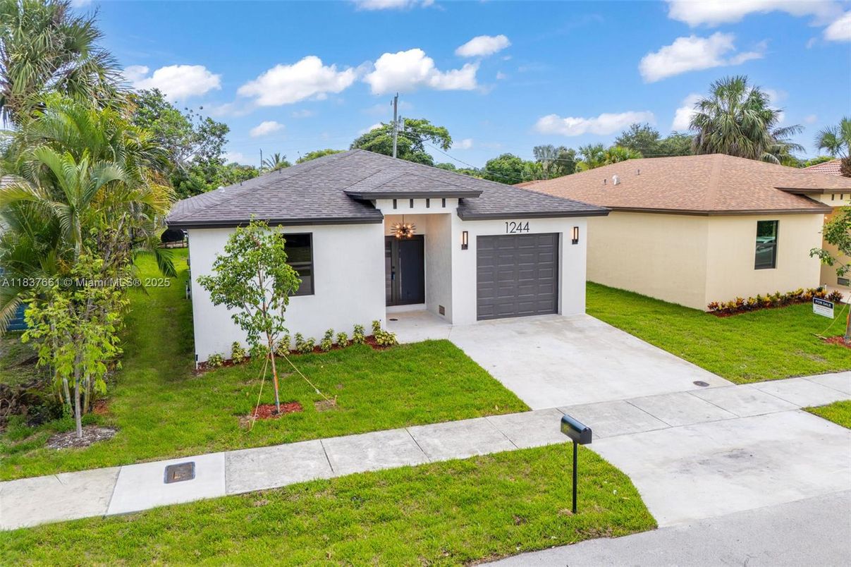 Attached, Exterior, Facade, Ranch