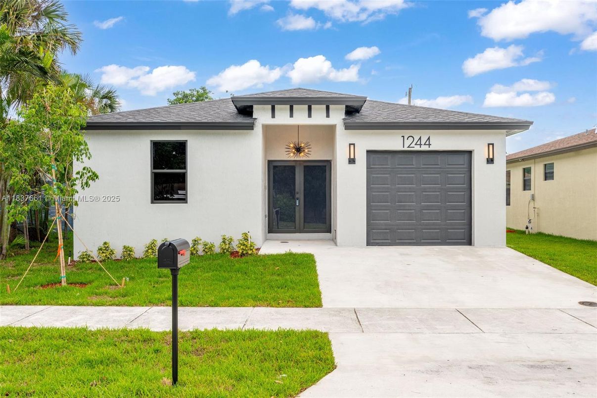 Attached, Exterior, Facade, Ranch