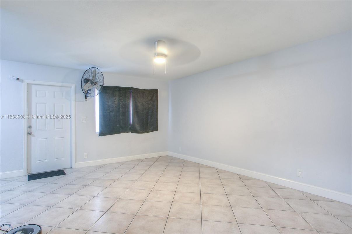 Empty room, Interior