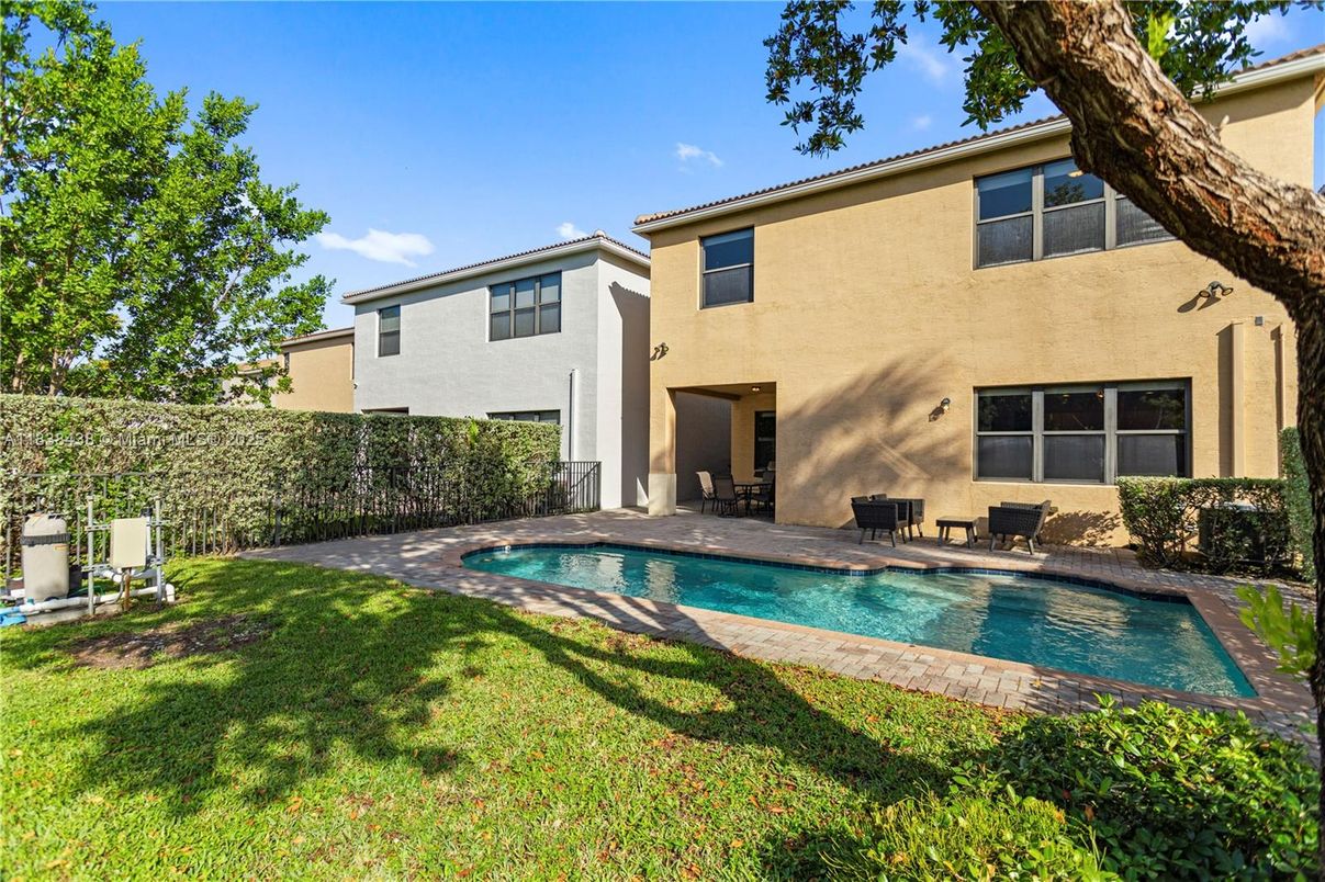 Exterior, Pool