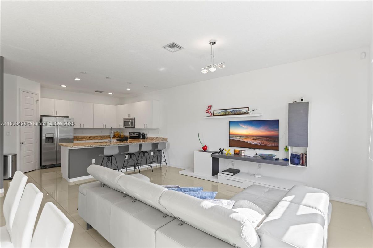 Interior, Kitchen, Living room, Pendant Lights, Recessed Lighting, Stainless Steel Appliances