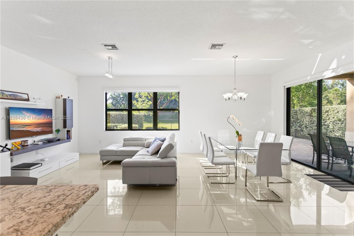 Chandelier, Dining room, Interior, Living room, Pendant Lights