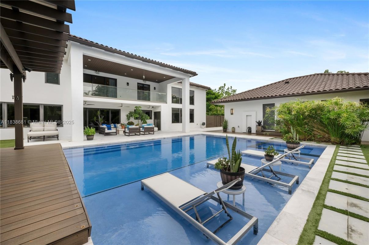 Exterior, Pool