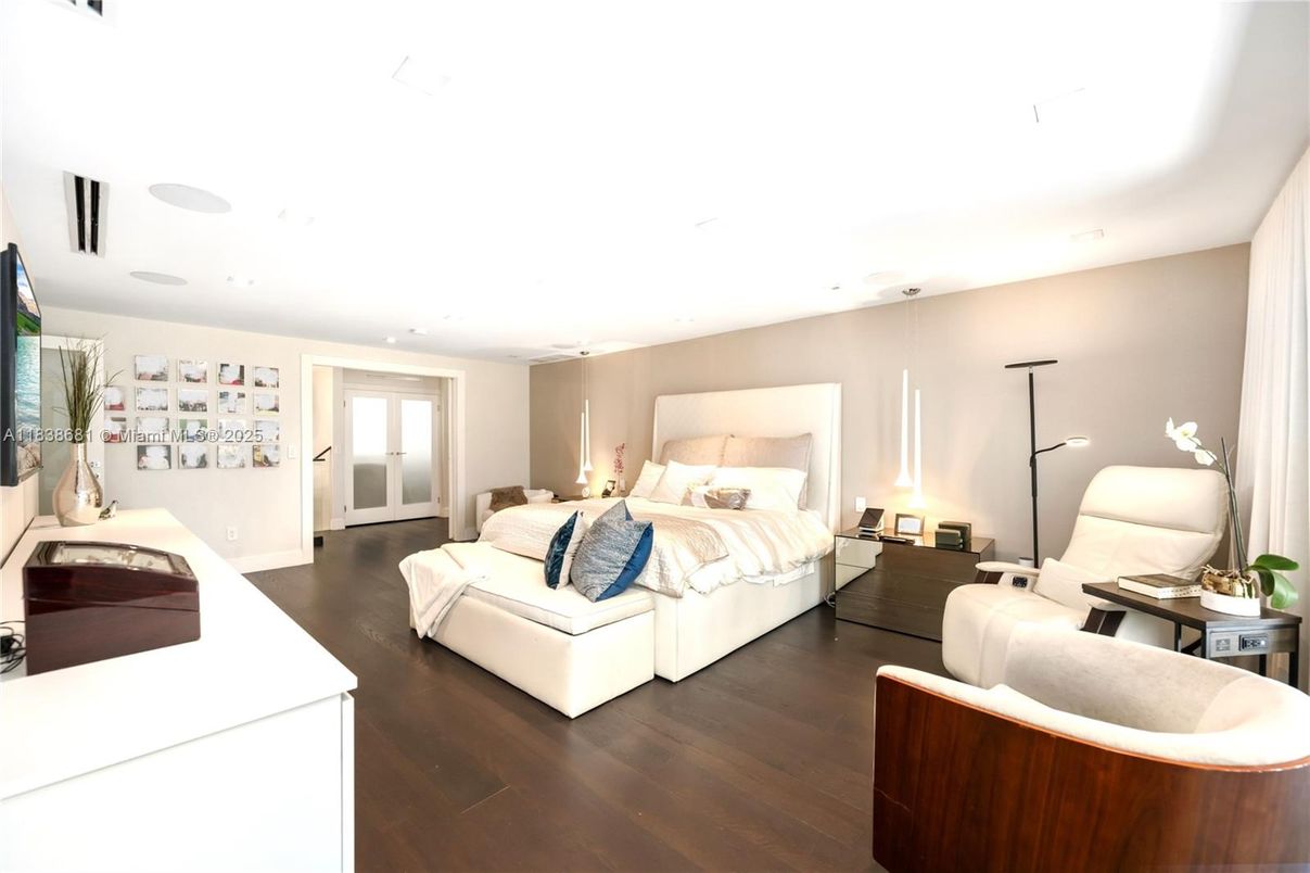 Bedroom, Interior, Living room, Recessed Lighting, Wood Texture Flooring