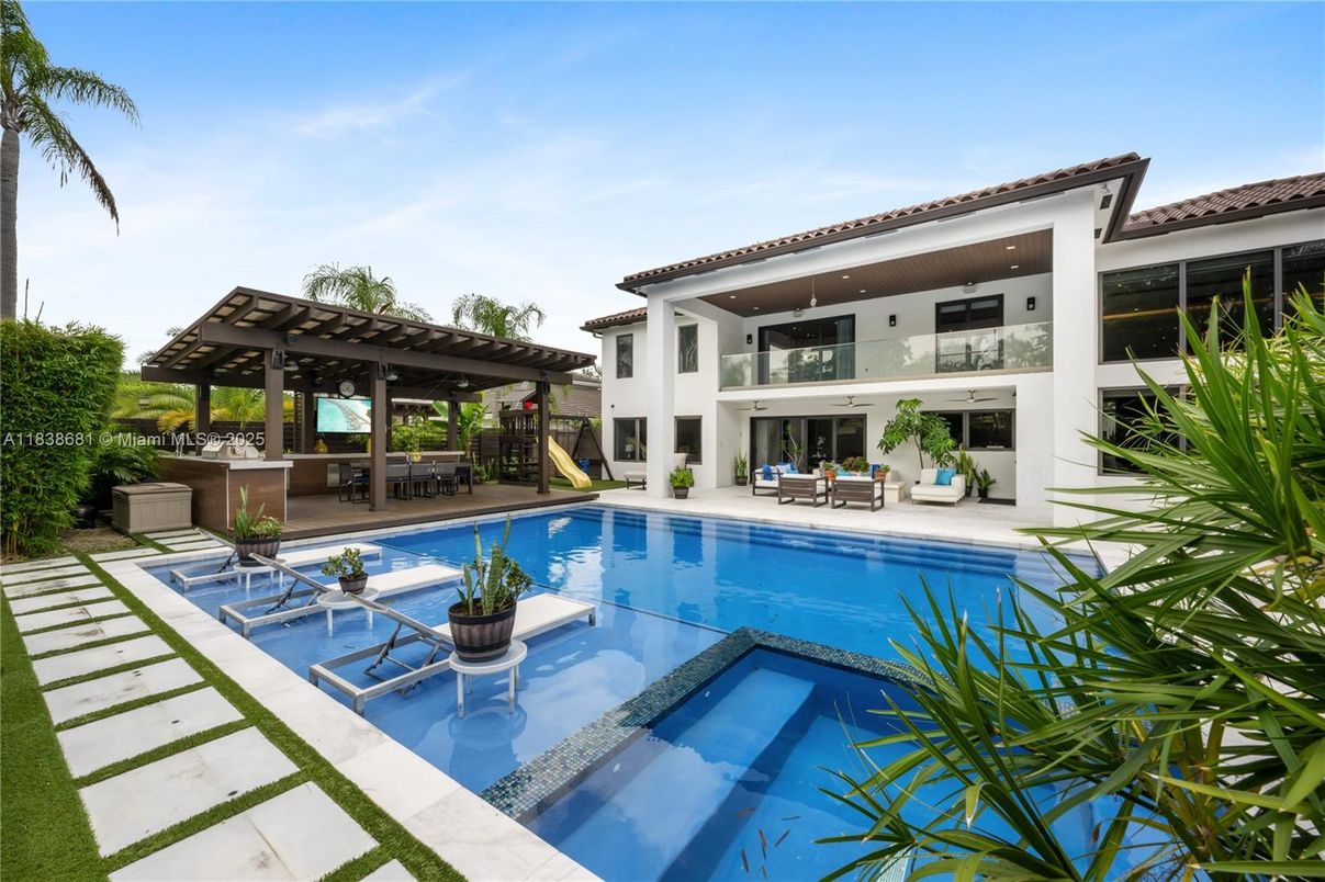 Exterior, Pool