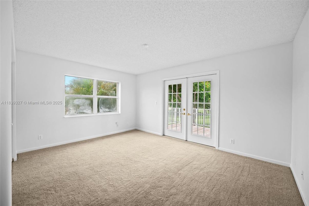 Empty room, Interior