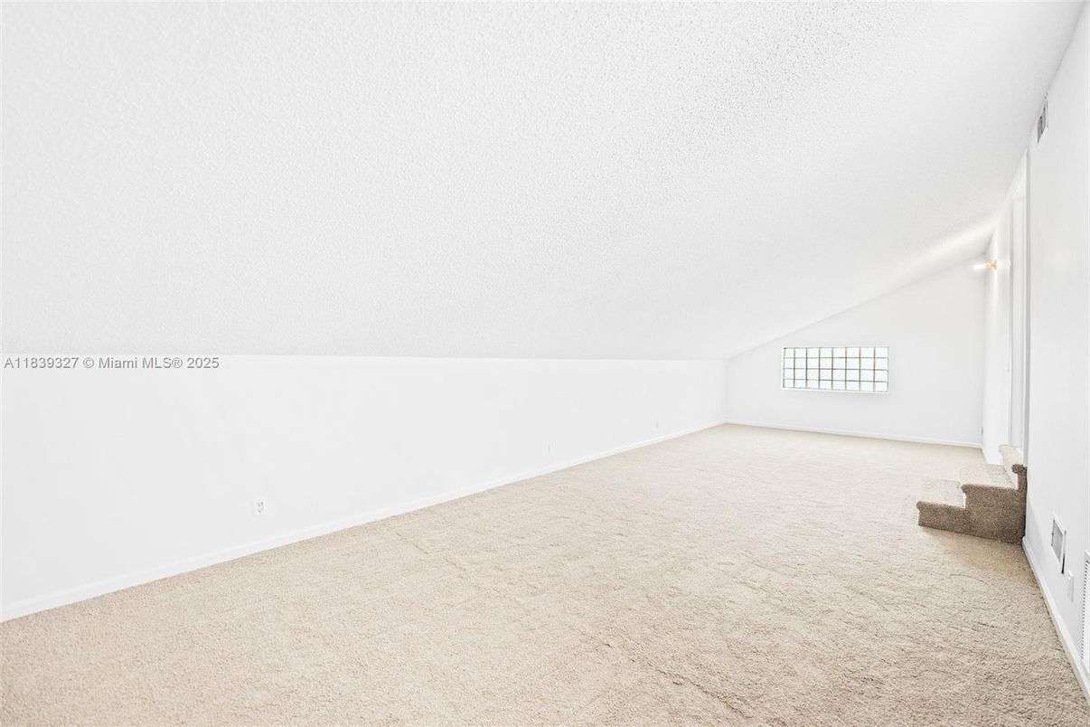 Empty room, Interior