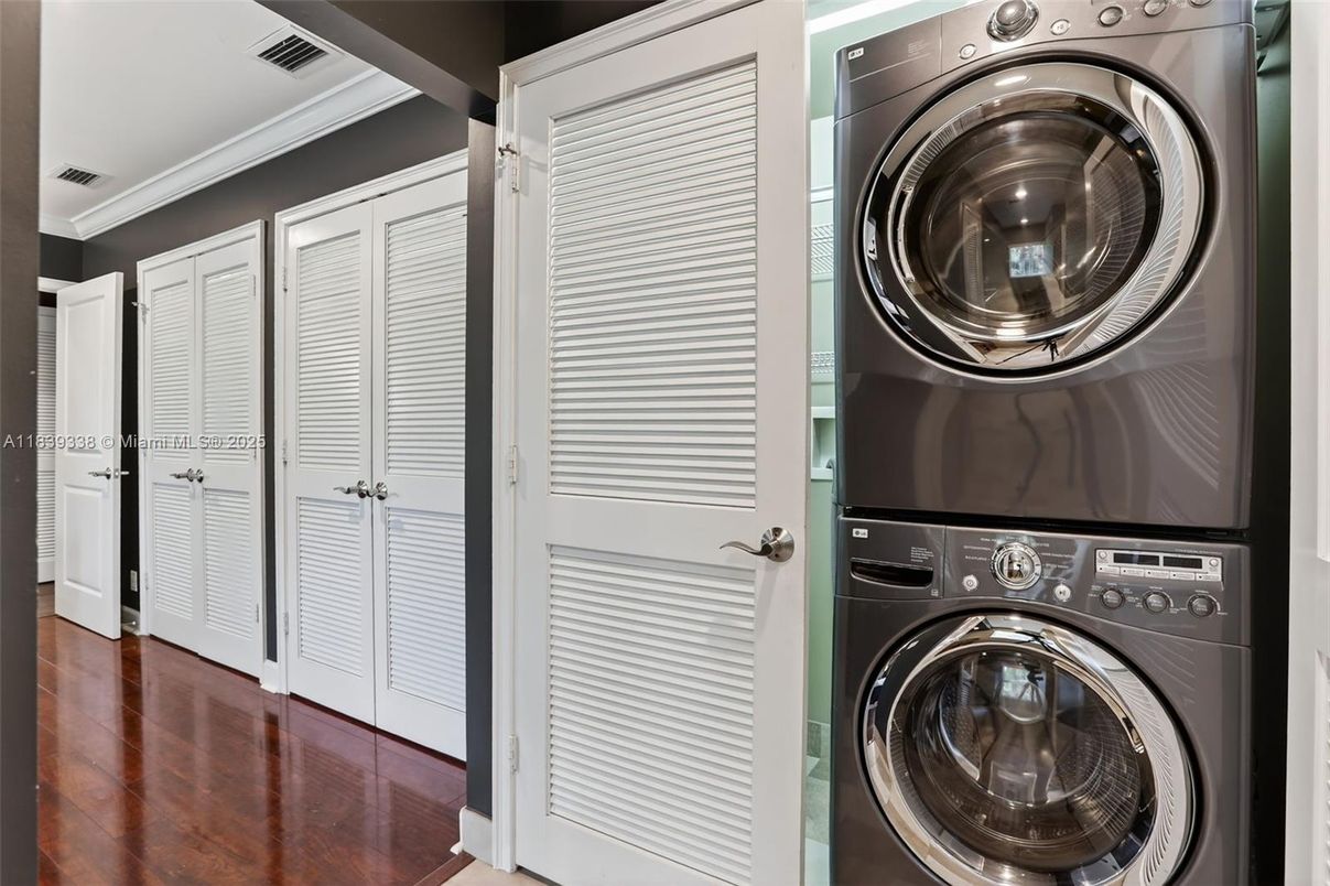 Interior, Utility Closets, Washer, Wood Texture Flooring