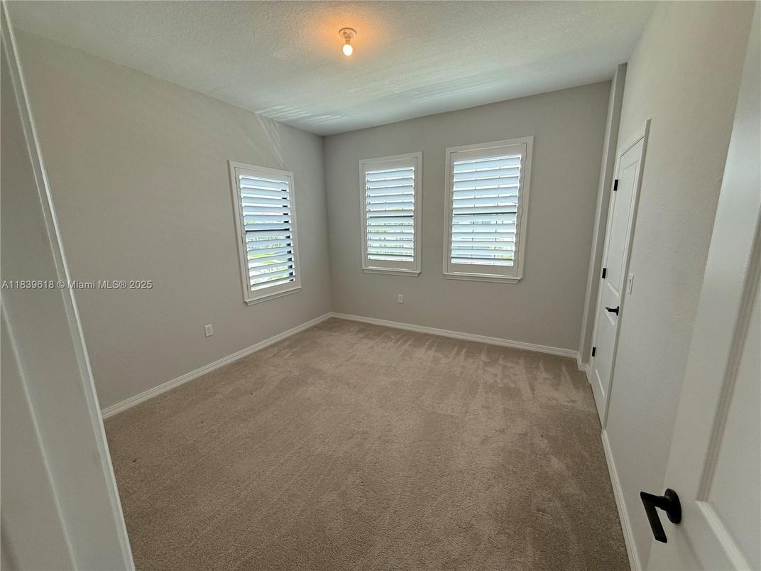 Empty room, Interior