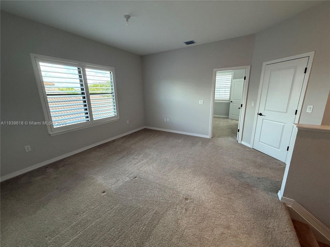 Empty room, Interior