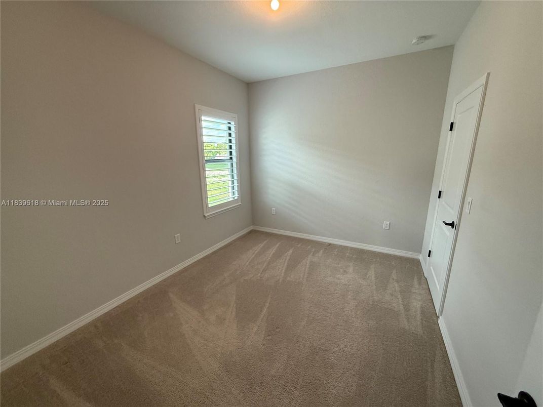 Empty room, Interior