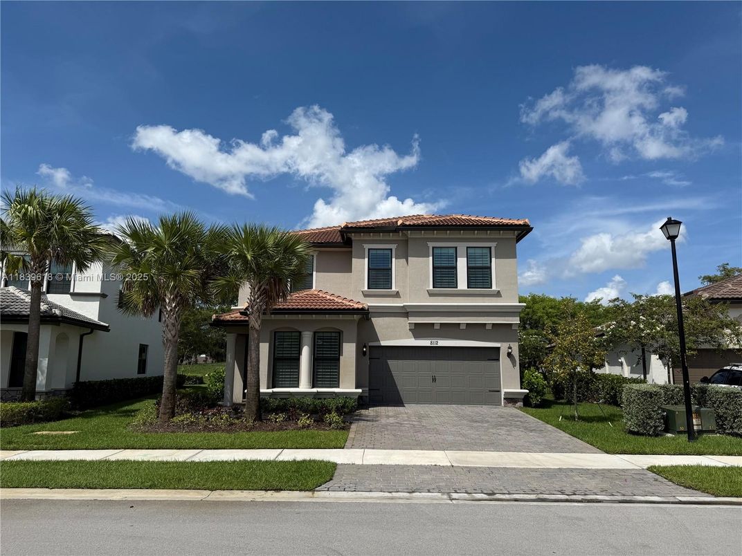 Attached, Exterior, Facade, Mediterranean