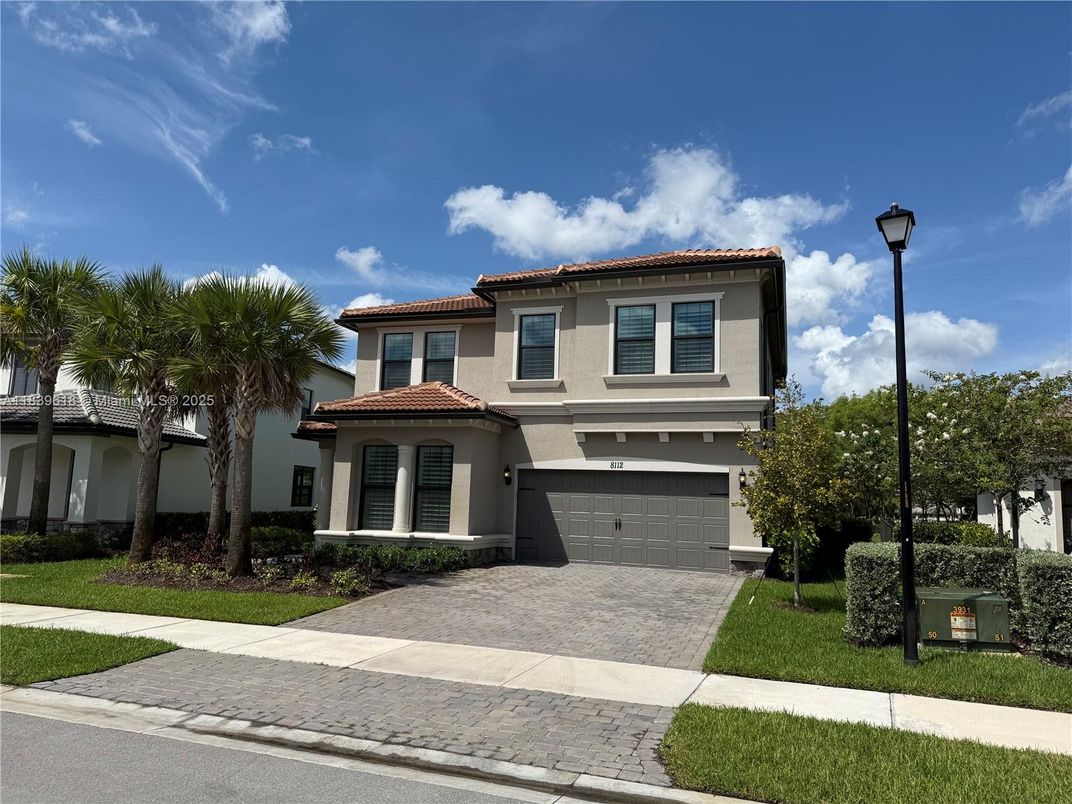 Attached, Exterior, Facade, Mediterranean