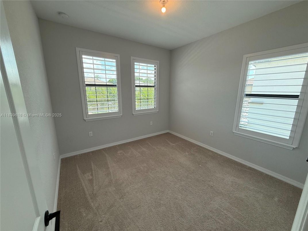 Empty room, Interior