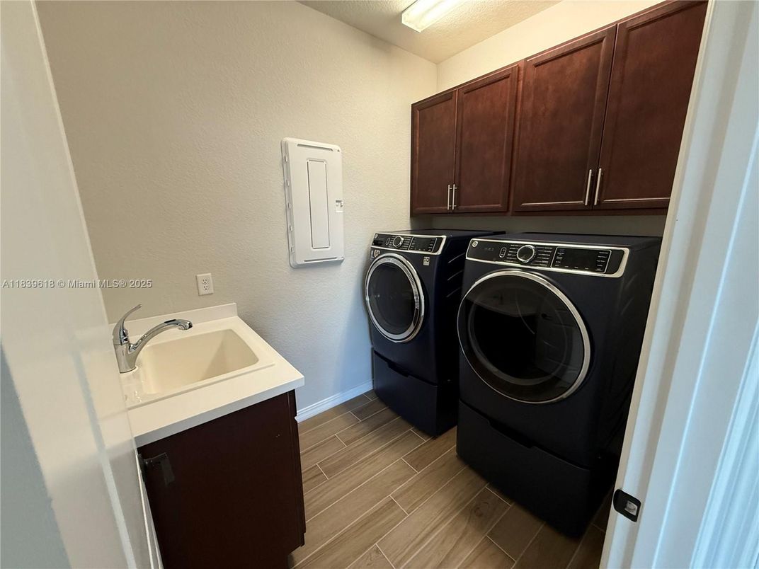 Interior, Washer, Wood Texture Flooring