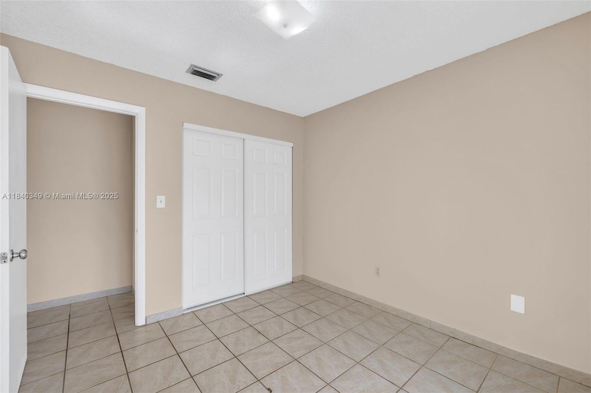 Empty room, Interior