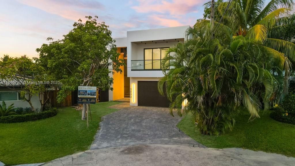 Attached, Exterior, Facade, Modern