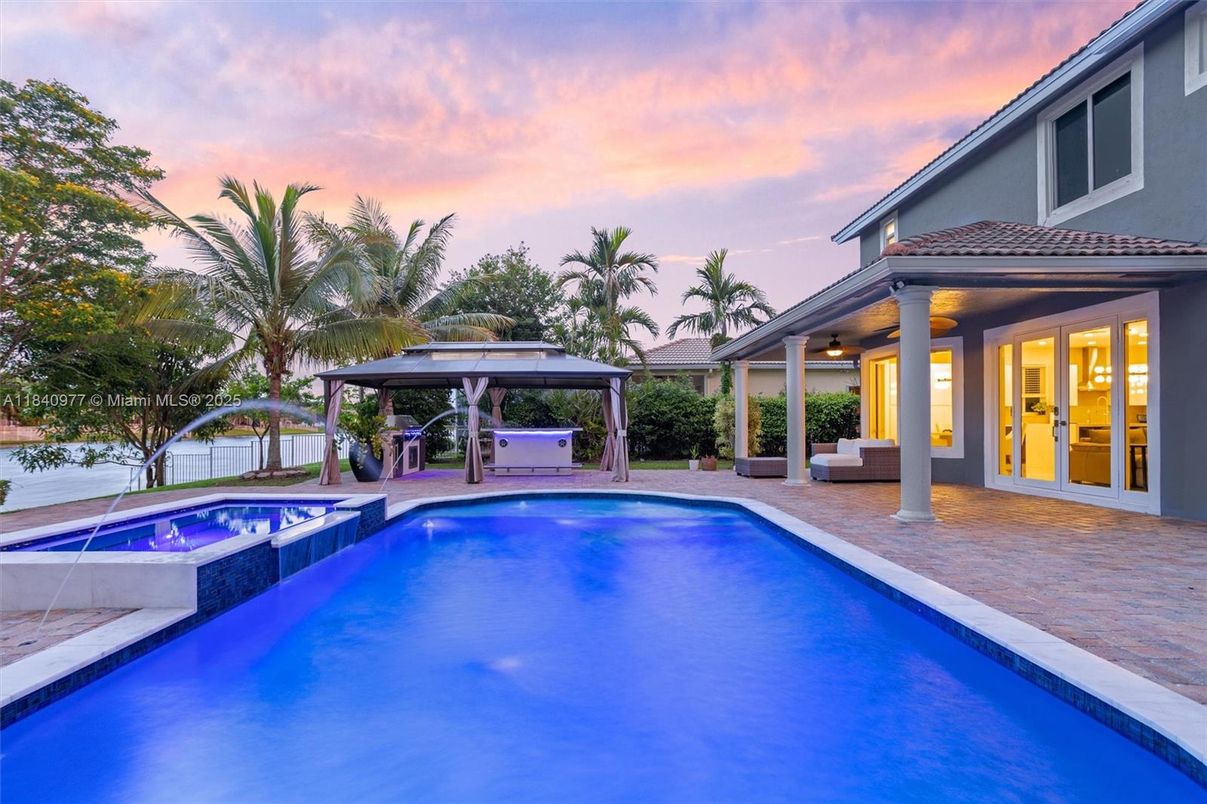 Exterior, Pool