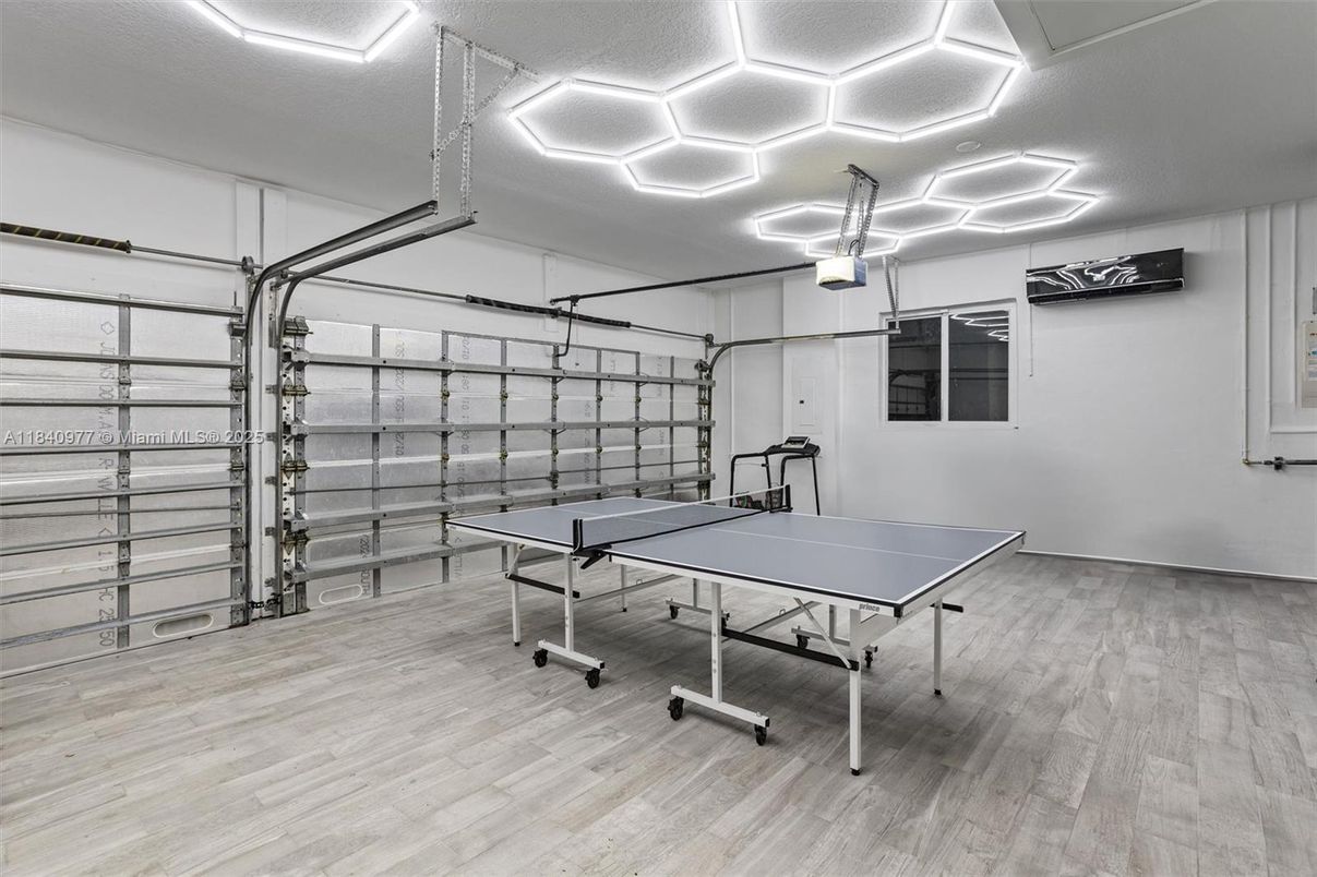 Game Room, Garage, Interior, Wood Texture Flooring