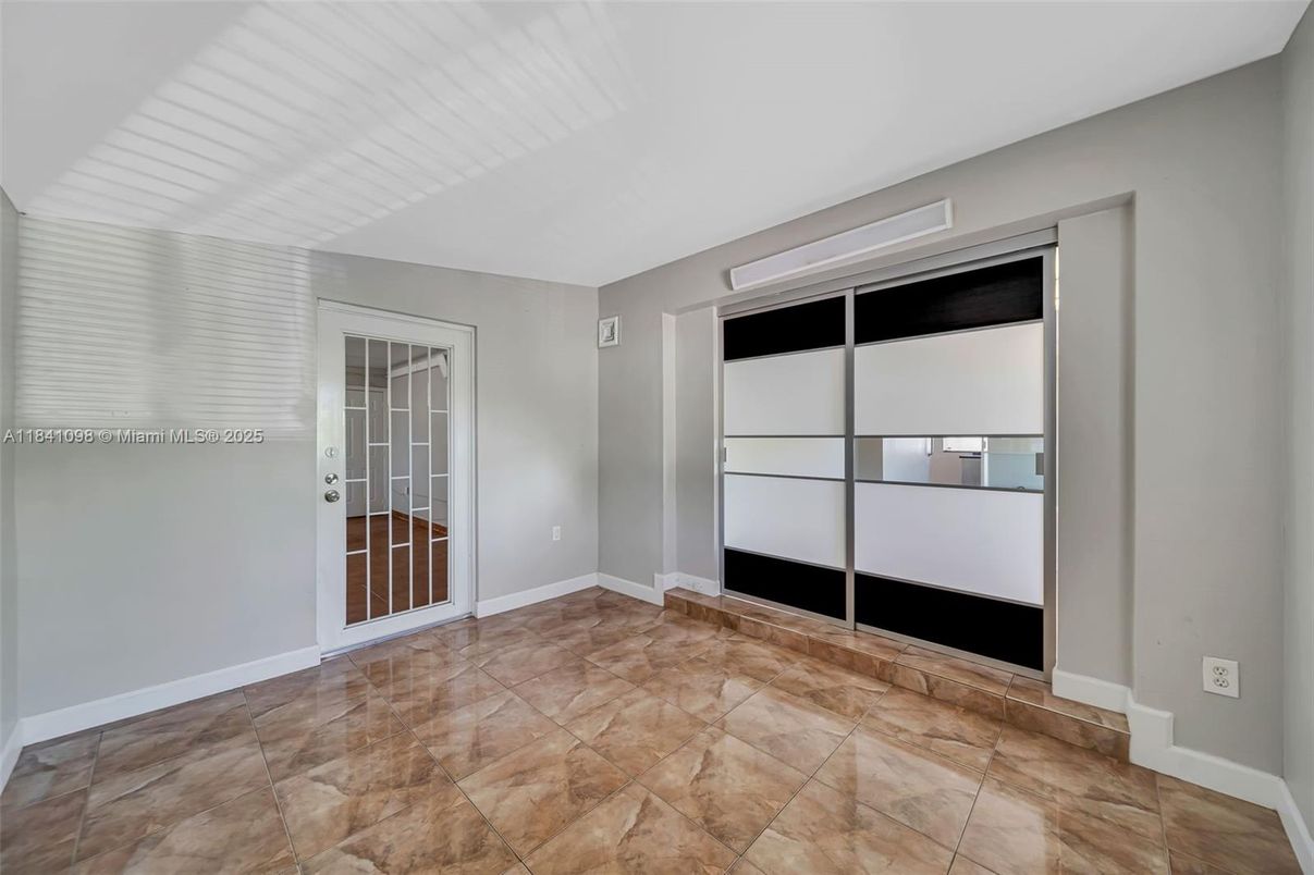 Empty room, Interior