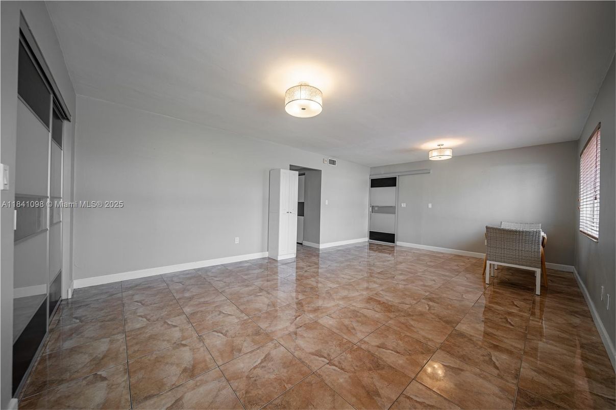 Empty room, Interior