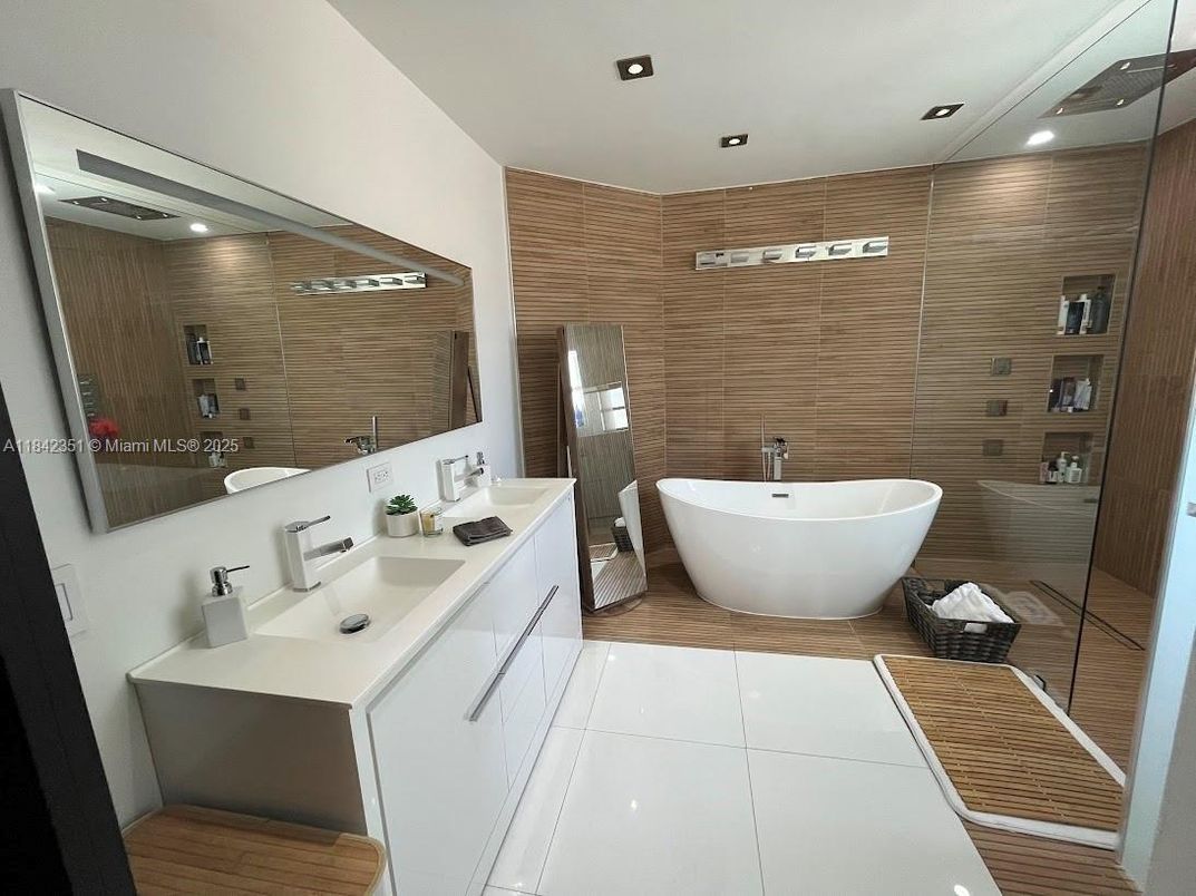 Bathroom, Dual Sink Vanities, Free Standing Baths, Interior, Recessed Lighting