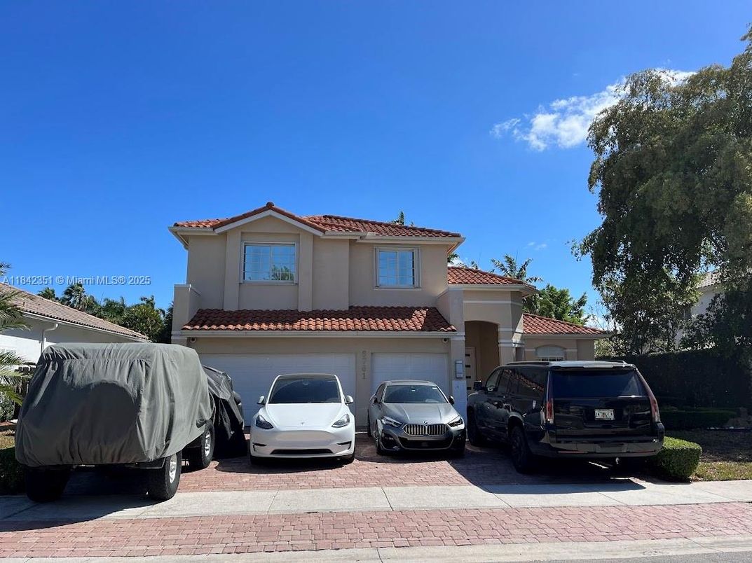 Attached, Exterior, Facade, Mediterranean