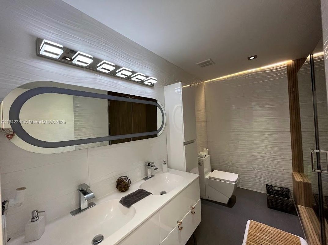 Bathroom, Interior, Recessed Lighting
