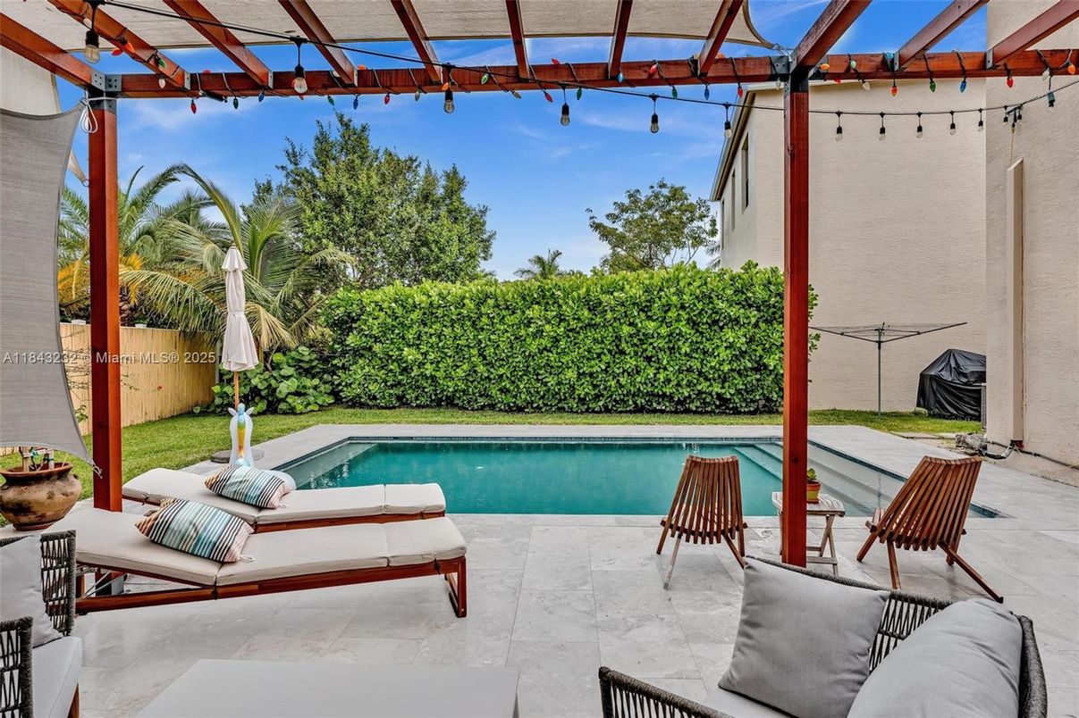Exterior, Pool