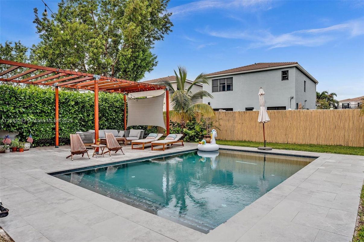 Exterior, Pool