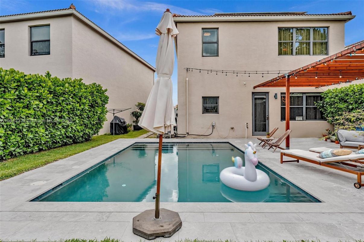 Exterior, Pool