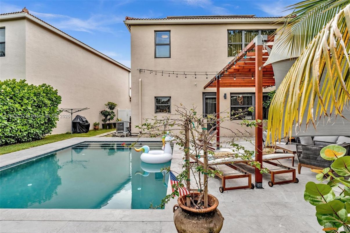Exterior, Pool