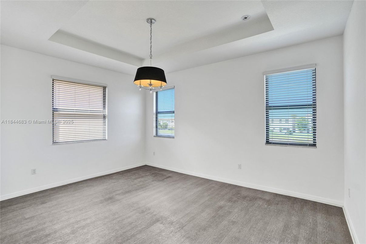 Empty room, Interior, Pendant Lights