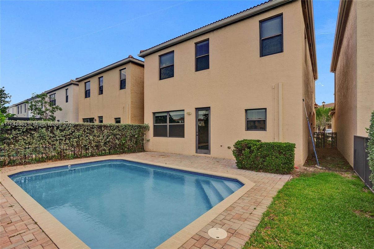 Exterior, Pool