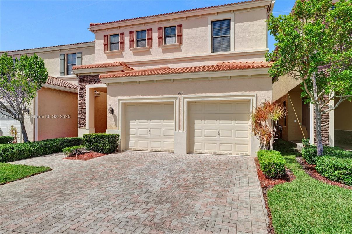 Attached, Exterior, Facade, Mediterranean
