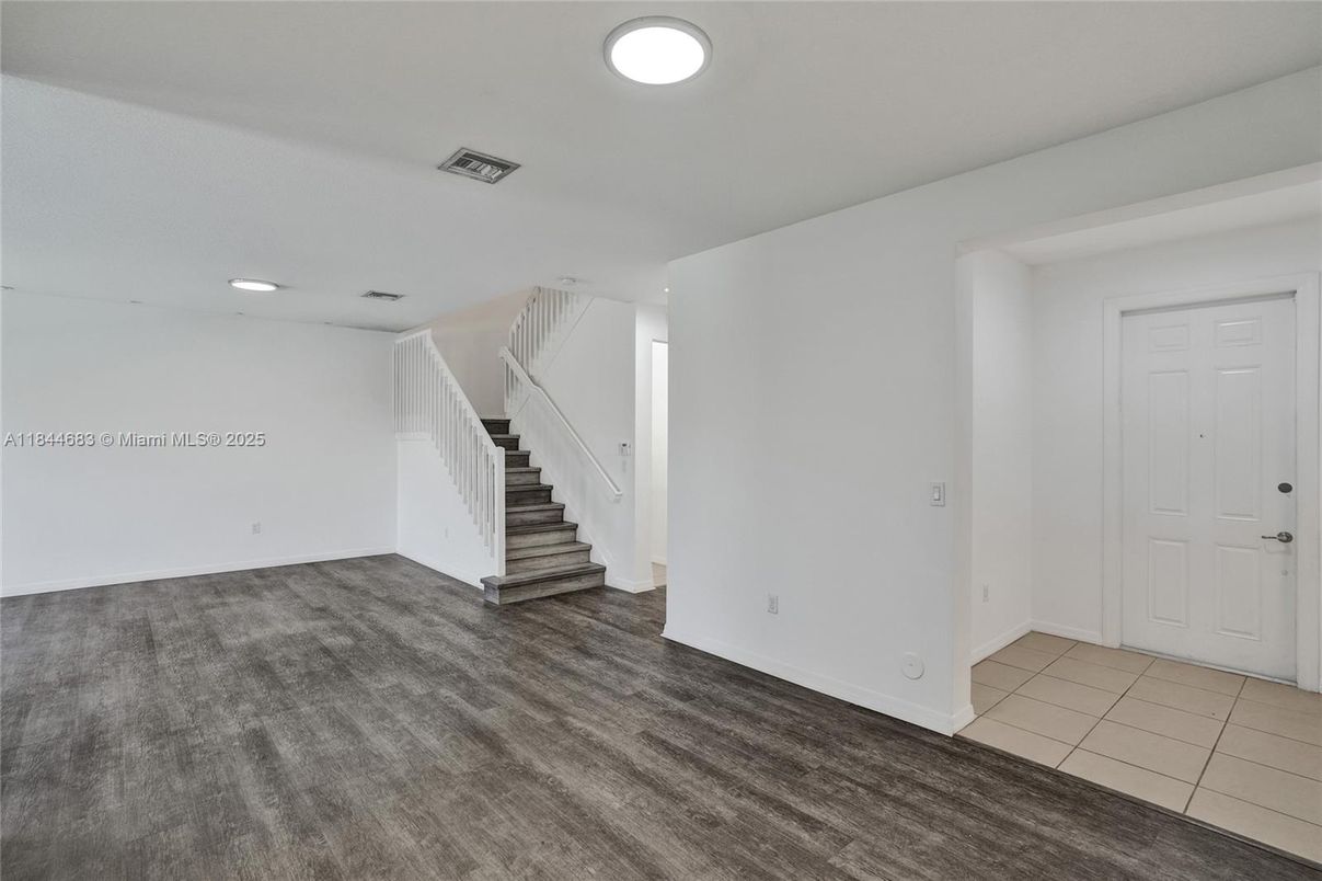 Empty room, Interior, Recessed Lighting