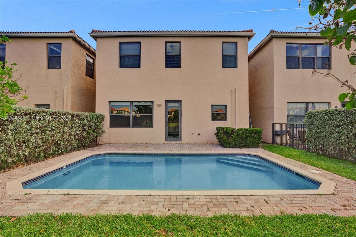 Exterior, Pool