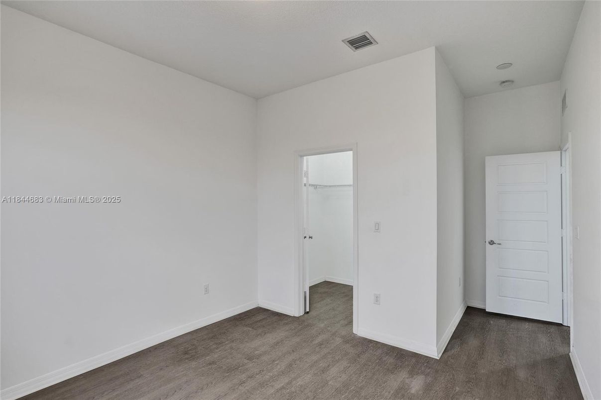 Empty room, Interior