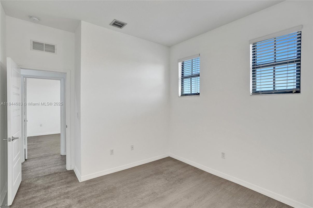 Empty room, Interior