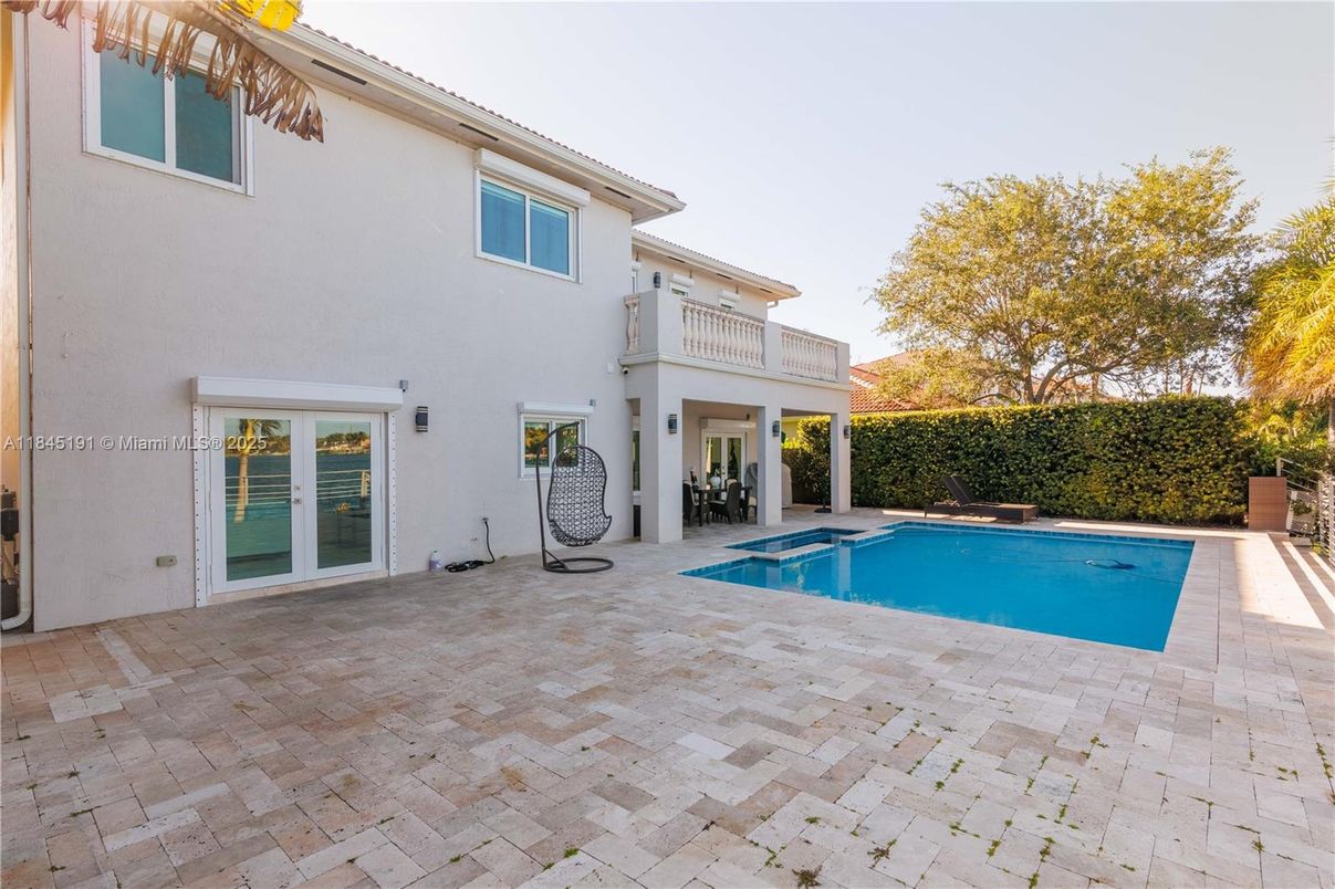 Exterior, Pool