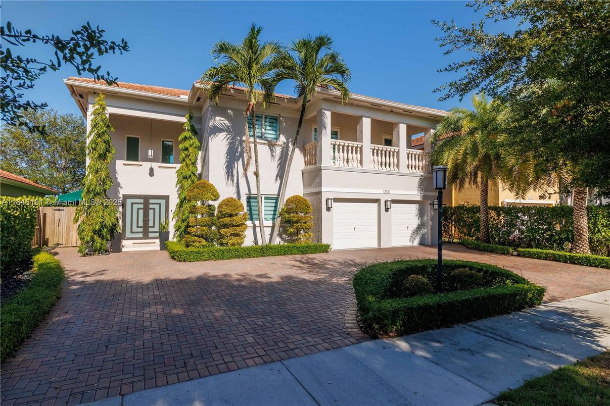 Attached, Exterior, Facade, Mediterranean
