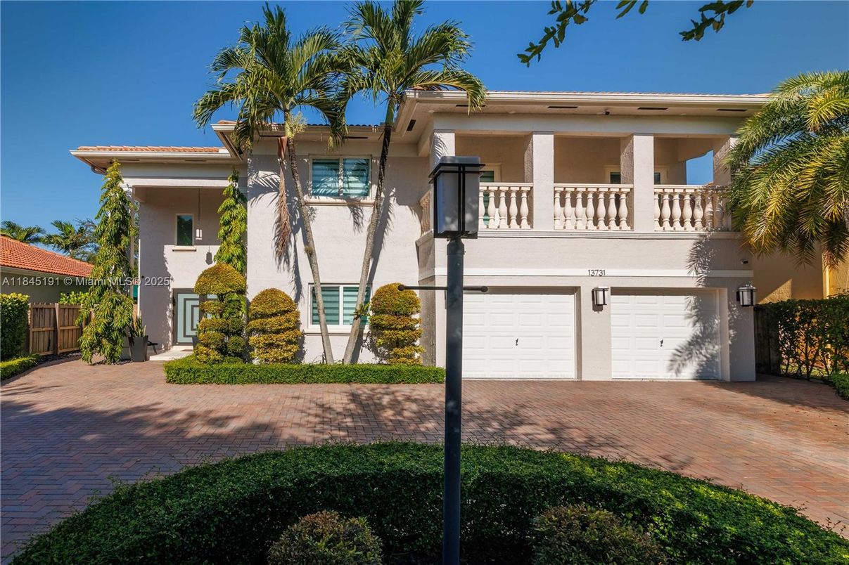 Attached, Exterior, Facade, Mediterranean