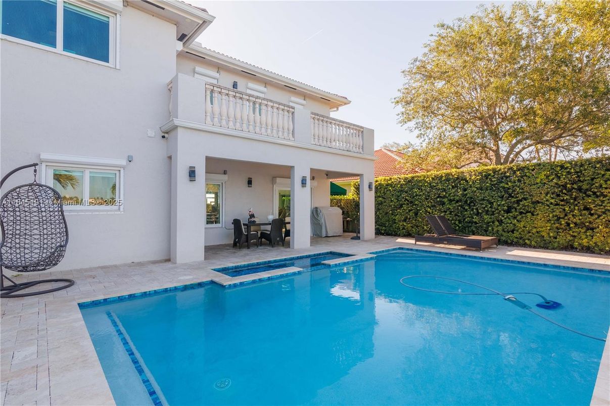 Exterior, Pool