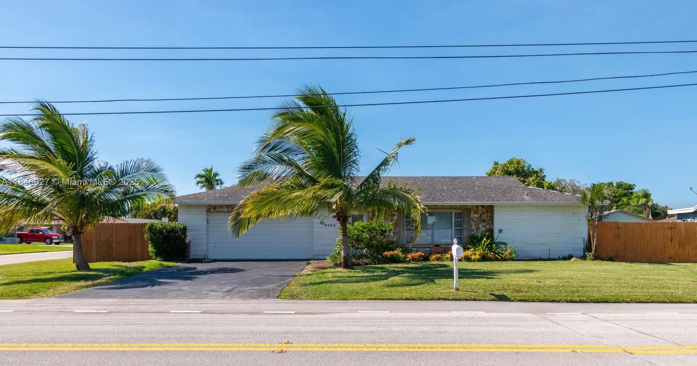Attached, Exterior, Facade, Ranch